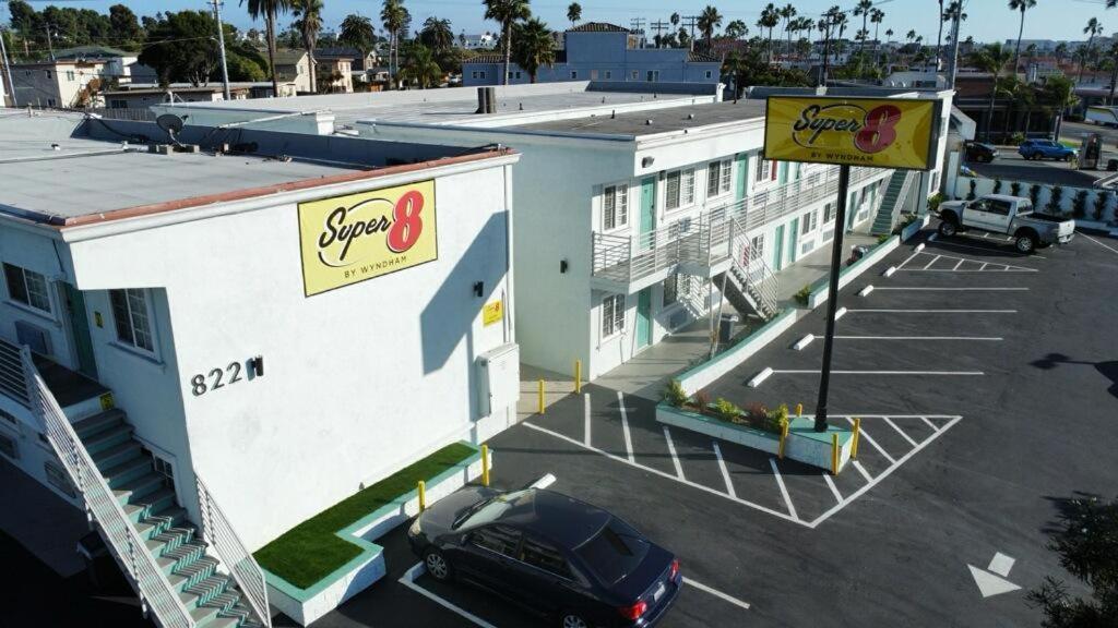 Super 8 By Wyndham Oceanside Downtown Exterior foto
