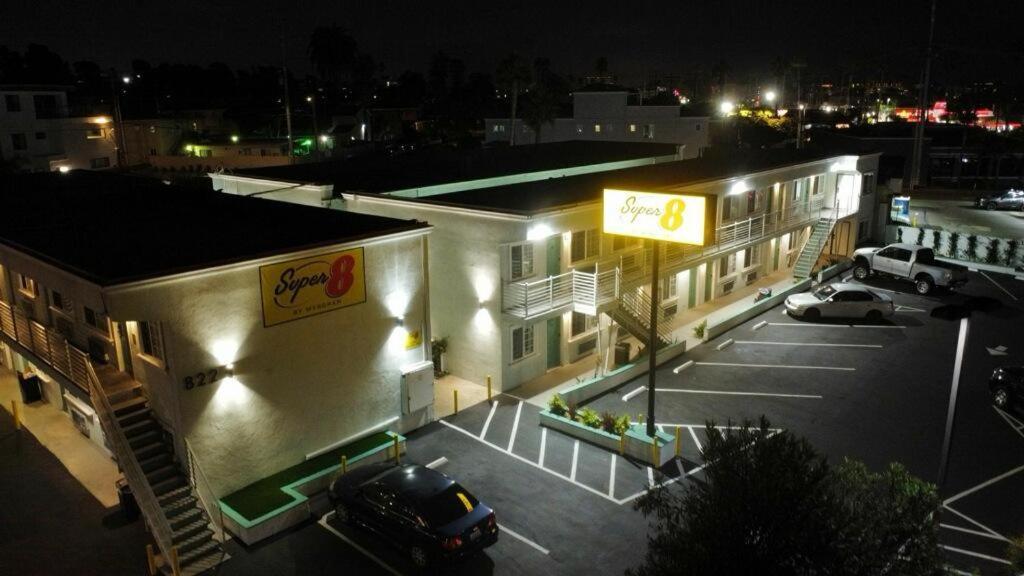 Super 8 By Wyndham Oceanside Downtown Exterior foto