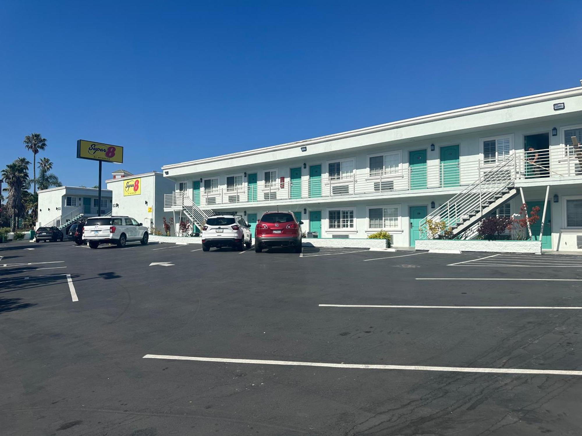 Super 8 By Wyndham Oceanside Downtown Exterior foto
