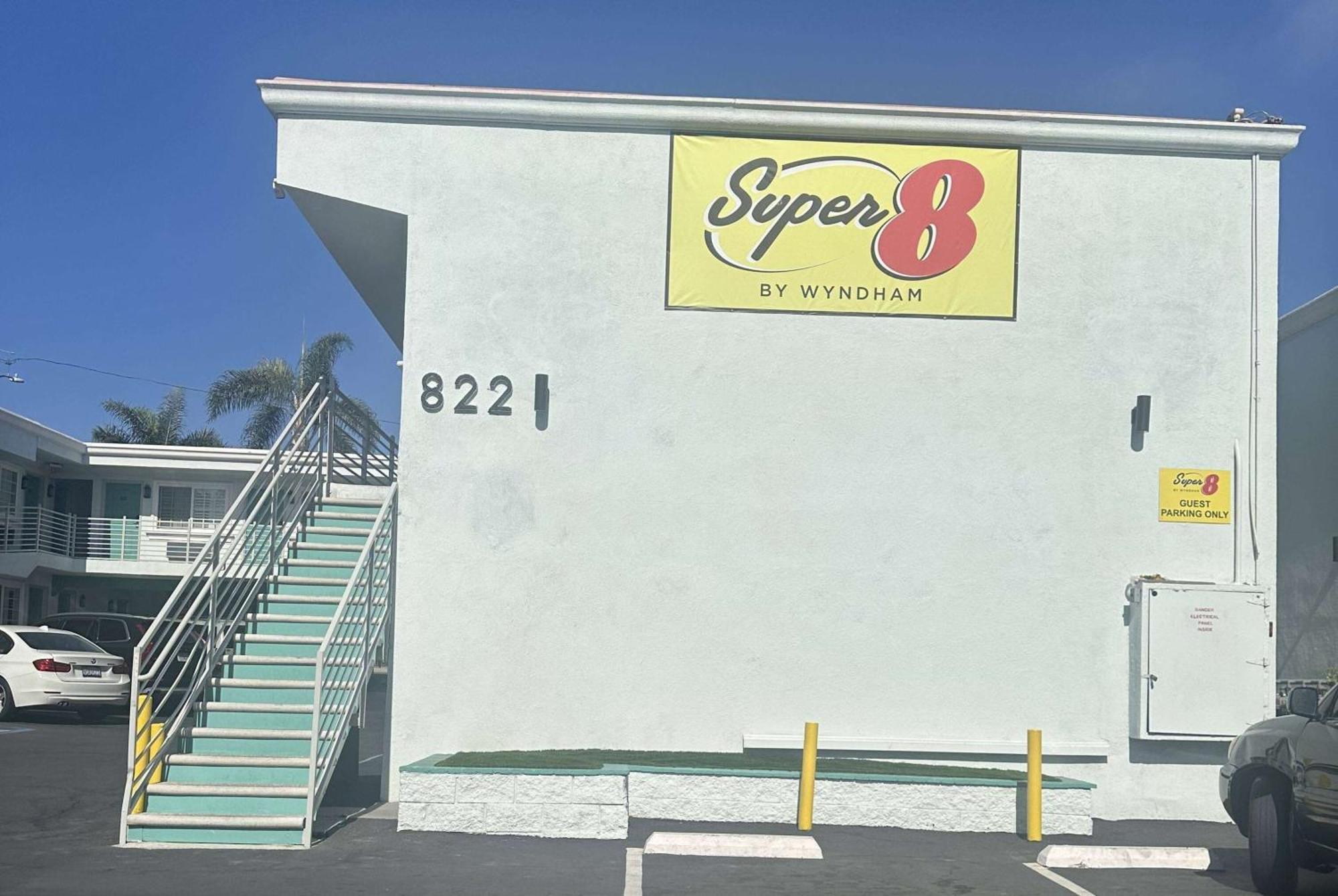 Super 8 By Wyndham Oceanside Downtown Exterior foto