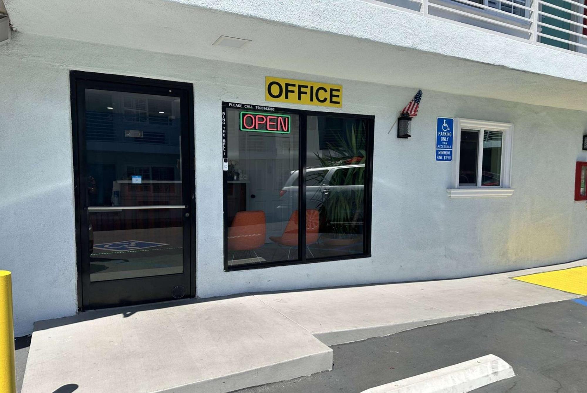 Super 8 By Wyndham Oceanside Downtown Exterior foto